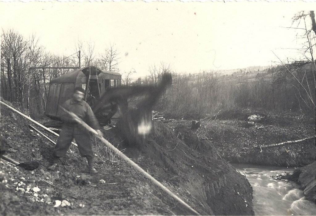 Un ouvrier de l'entreprise SETAL pose devant la pelle mécanique (archive privée)