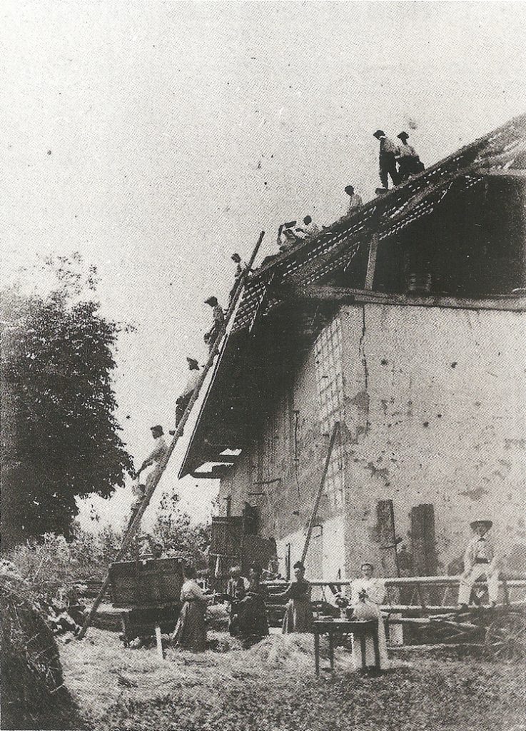 On refait une toiture. La Ville, environs d'Albens (1900)