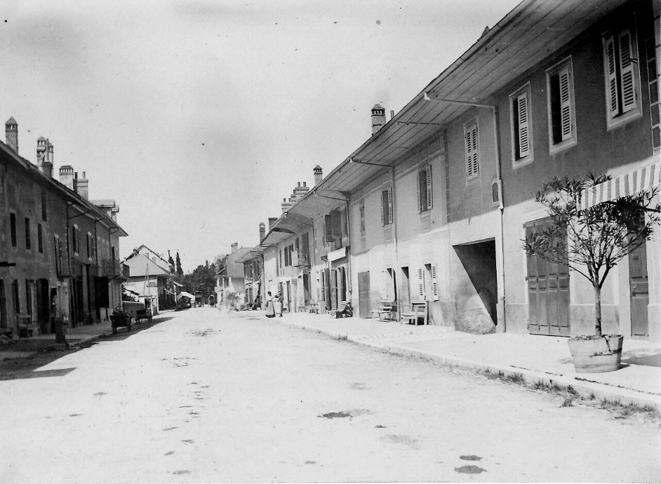 La rue centrale d'Albens vers 1905 (archives Kronos)