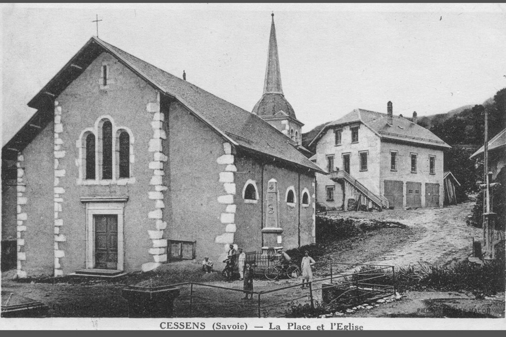 Le monument aux morts jouxte l'église de Cessens (archive Kronos)