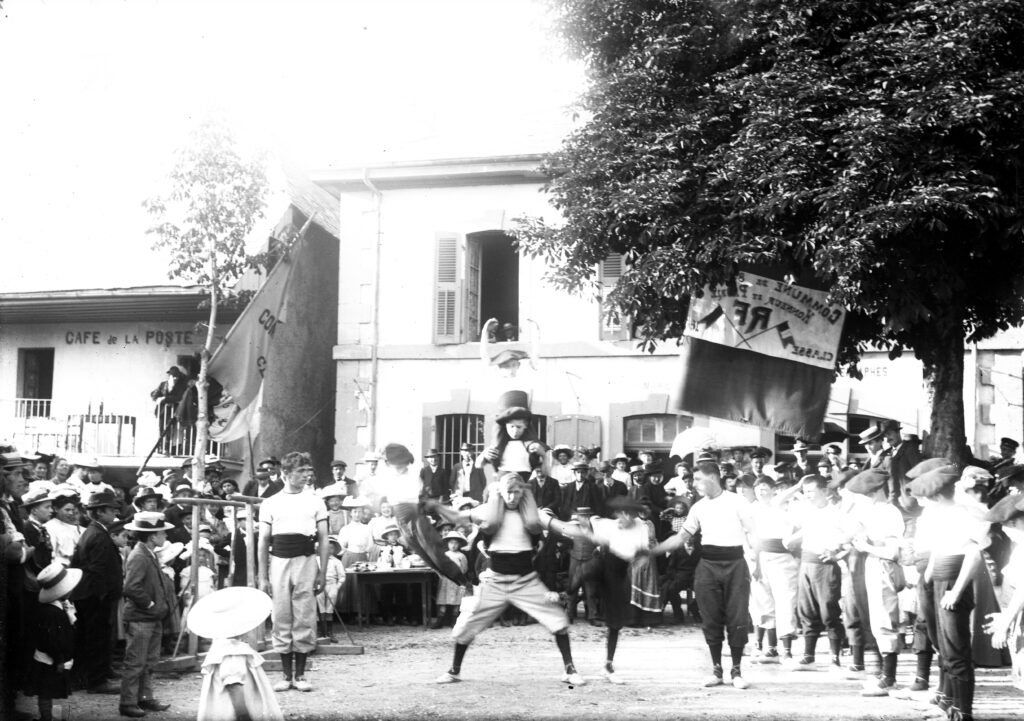En poursuivant plus avant dans l'exposition, admirez les acrobates à la vogue de Saint-Félix