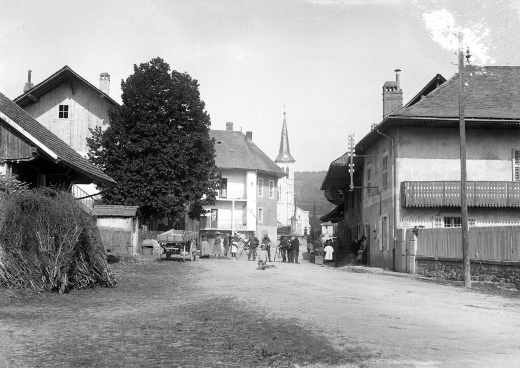 Attendez devant la Poste d'Albens