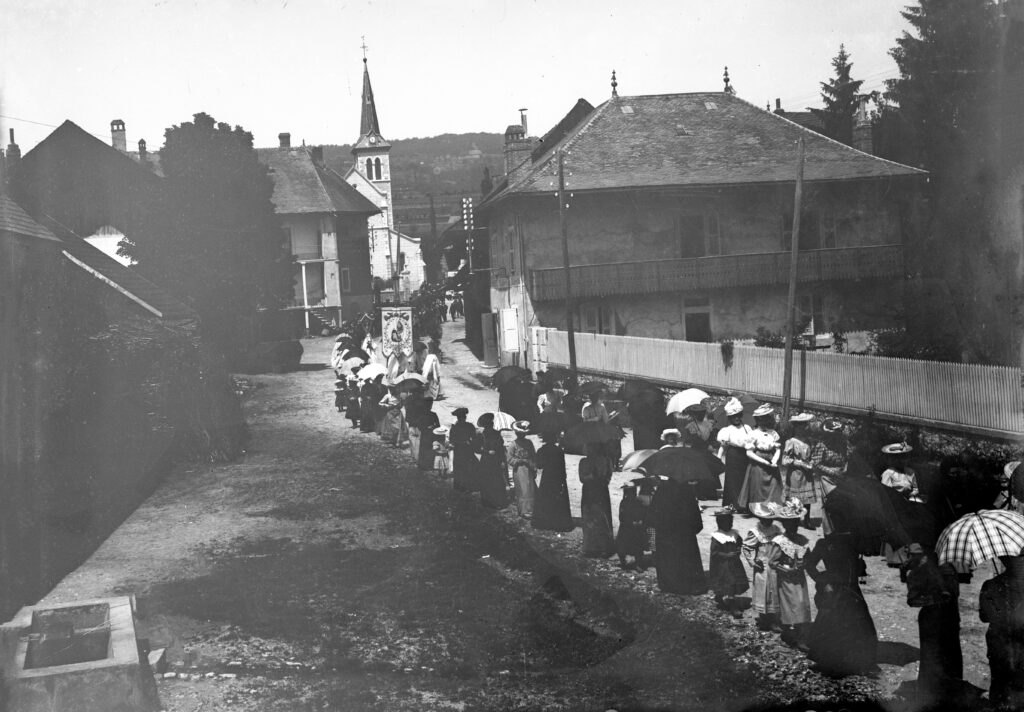 Procession dans la rue de la poste, aujourd'hui rue Joseph Michaud