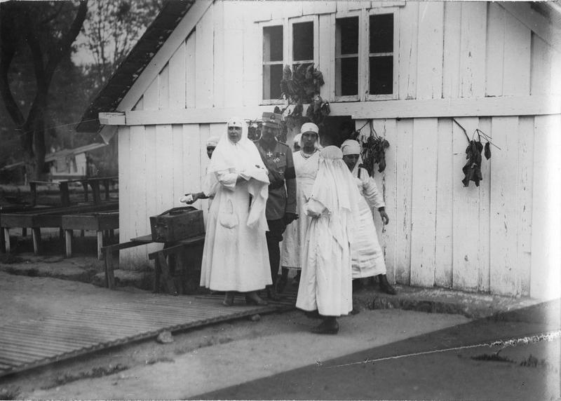 La reine de Roumanie entourée d'infirmières à Jassy (archives en ligne)
