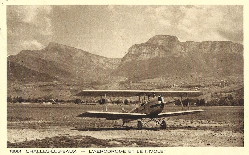 Sur l'aérodrome de Challes dans les années 30 (collection privée)
