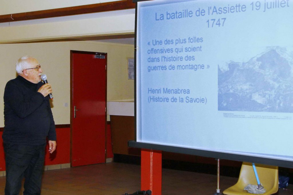 Le conférencier situe la bataille de l'Assiette (cliché B. Fleuret)