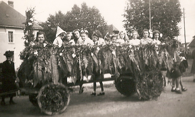 Le char du Tabac en 1946, Fête de la Terre à Albens (archive Kronos)  