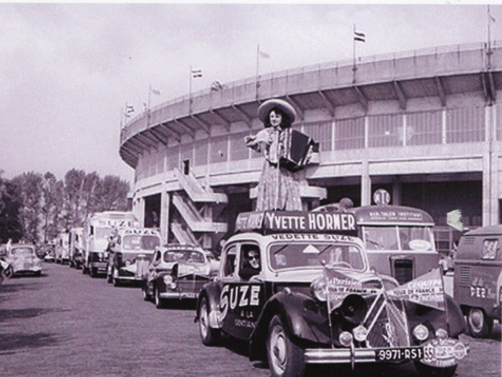 Yvette Horner sur une Traction Avant