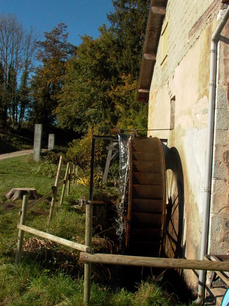 Bief alimentant en eau la roue du moulin