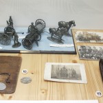 En dessous de la maquette des plaques d'identité dont une possède encore sa chaîne. Chaque soldat pouvait ainsi être identifié grâce à une des plaques en sa possession.