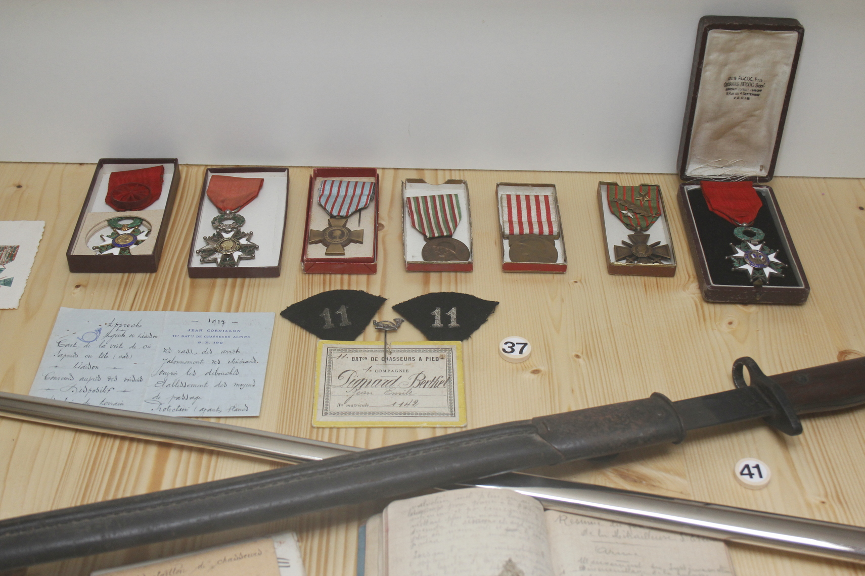 De nombreuses médailles militaires – La croix de guerre sera la décoration la plus remise aux combattants de la Grande Guerre. L'État pouvait les distribuer généreusement, la croix de guerre n'étant associée à aucune pension.