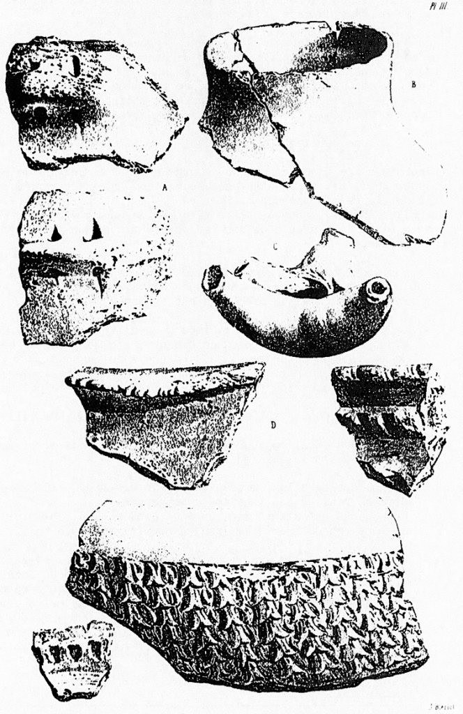 Objets néolithiques de la Grande Barme de Savigny, à la Biolle, figurés en 1874 par le Vicomte Lepic. A. Anses percées pour suspension ; B. Orifice d'un pot ; C. Lampe en terre ; D. Diverses décorations de vases