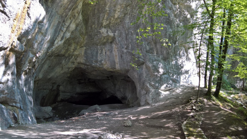 Le grand porche de la grotte de Bange