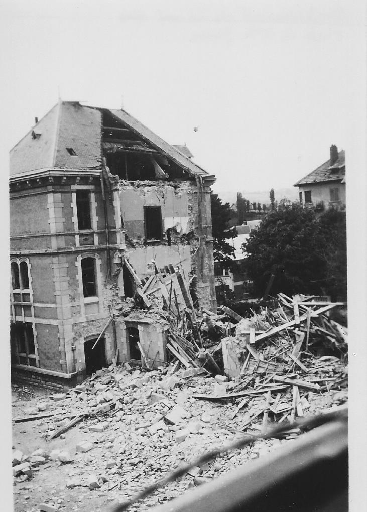 Le lycée de Jeunes Filles partiellement détruit (collection privée)