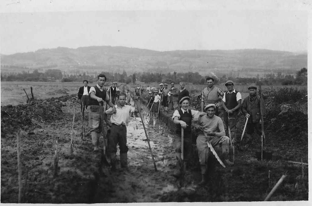 Les ouvriers au travail dans le marais d'Albens (cliché P. Buffet)