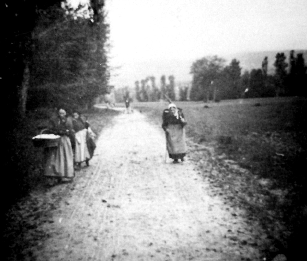 Femmes revenant du marché sur la route de Saint-Girod (archive Kronos)