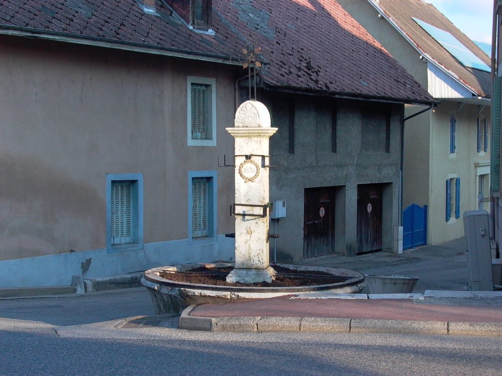 La fontaine publique de 1836 appelée aussi « le bornio ».